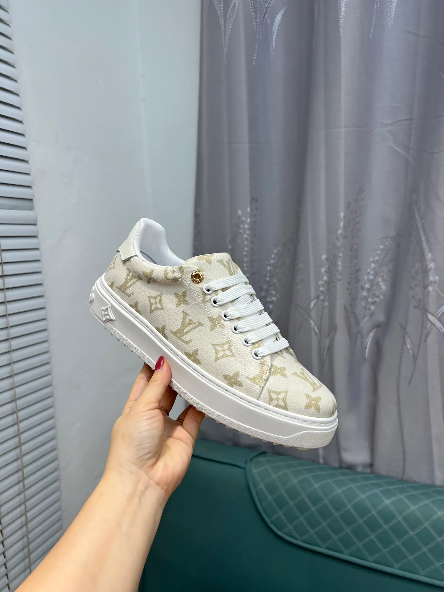 Men's Men's Shoes 💰540 LV Louis Vuitton. The latest fashionable casual shoes are popular in physical stores. The new spring and summer comfortable imported custom patent leather plus cowhide, cowhide mesh, and unique jacquard fabric element design. With sheepskin lining, Lv original base, [sun][sun] high-end packaging and high quality💪Details determine quality, welcome to compare🇮🇹Code number 38-44, 45 can be customized
